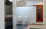 工場に入室の際、石鹸・エタノール消毒やエアーシャワーにより衛生環境を保っています